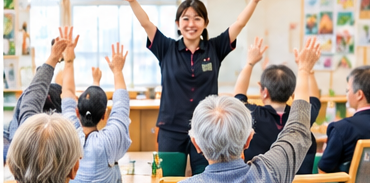スタッフと利用者が体操やレクリエーションを楽しむ様子